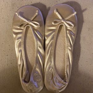 Isotoner women’s gold slippers sz L 8-9